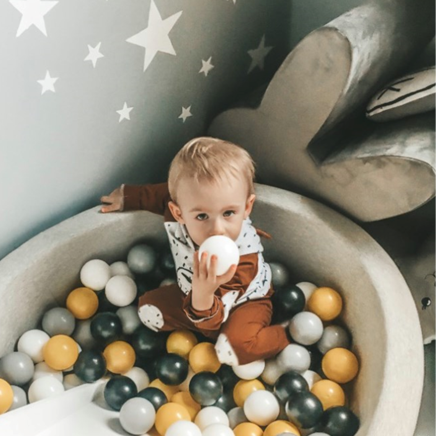 Miért jó a labdamedence és mekkora gyereknek ajánlott?